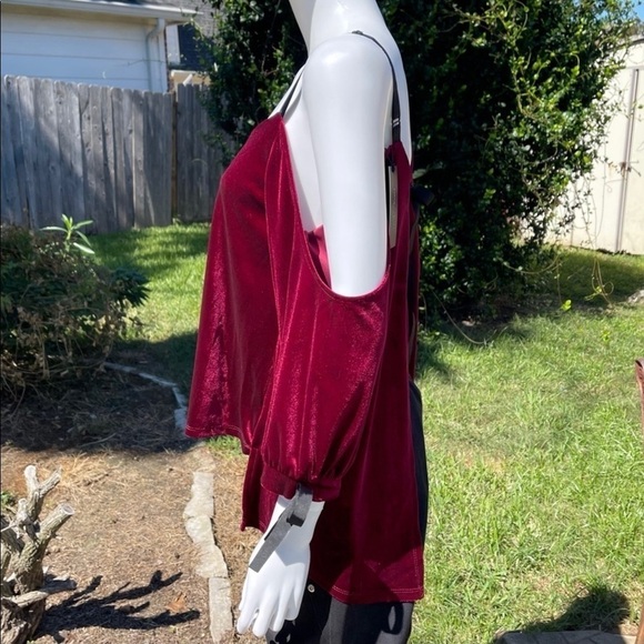 NWT ROMEO & Juliet Couture Burgundy Velvet Open Tie Back Cold Shoulder Top - Picture 8 of 12